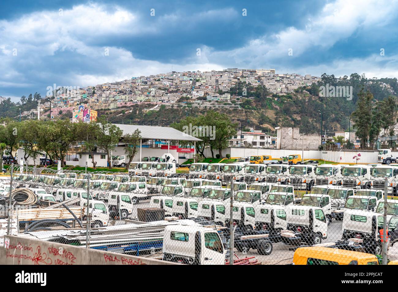 Quito, Ecuador - 26 settembre 2022: Traffico automobilistico in città Foto Stock