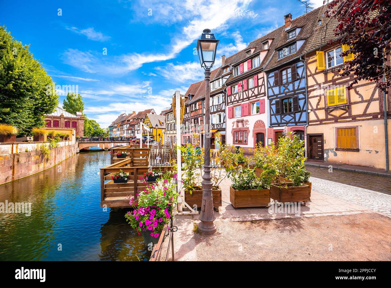 Architettura colorata della città di Colmar e vista sul canale Foto Stock