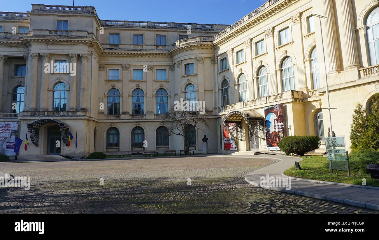 Bucarest, Romania - 20 dicembre 2022: Facciata dell'edificio del National Art Museum of Romania. Dal 1812 ex Palazzo reale. Foto Stock