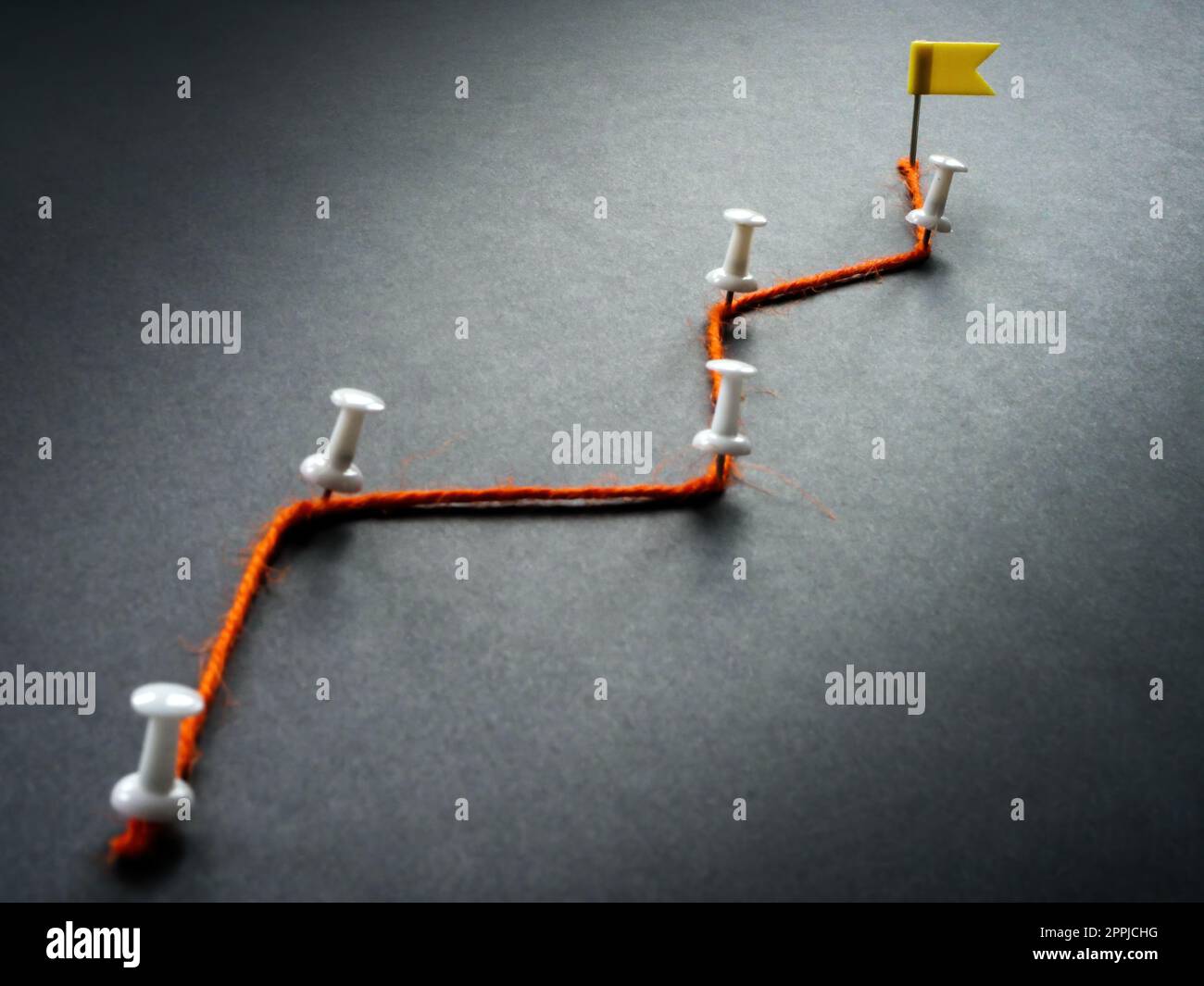 Un grafico sotto forma di filettatura e perni. Concetto di crescita aziendale. Foto Stock