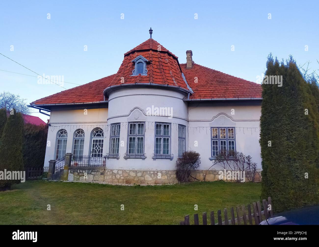 Bran, Brasov, Romania - 1 gennaio 2023: Facciata di una casa residenziale. Pensione in una località di montagna. Bran, Romania Foto Stock