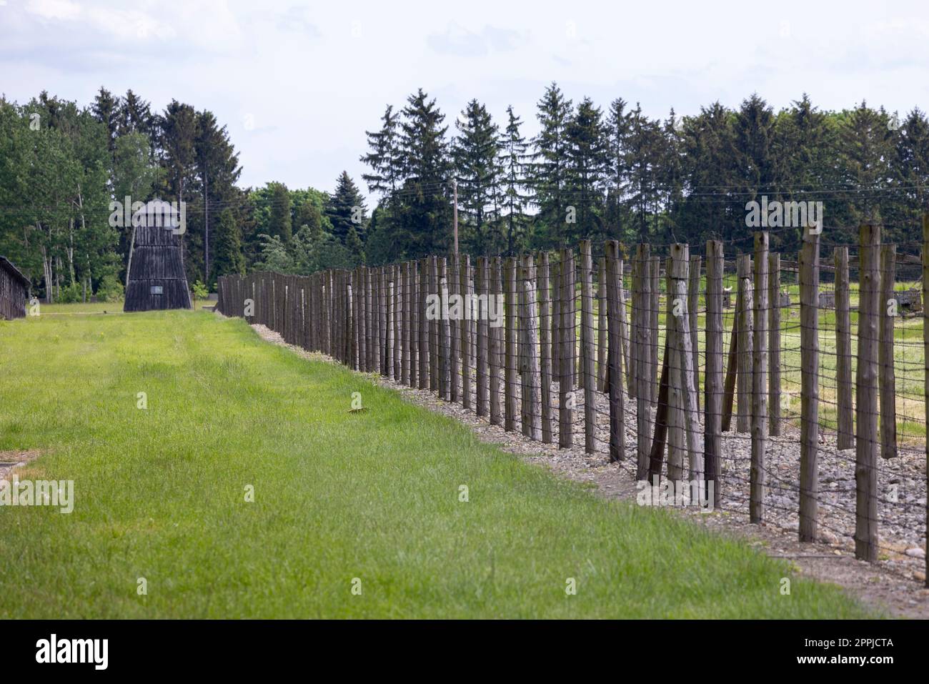 Campo di concentramento e sterminio di Majdanek (Konzentrationslager Lublin), vista della recinzione in filo spinato e della torre di guardia, Majdanek Lublin Polonia Foto Stock