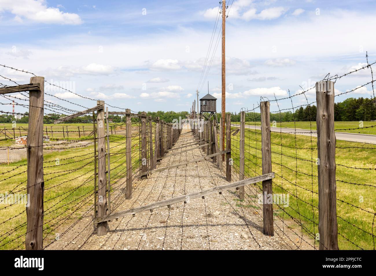 Campo di concentramento e sterminio di Majdanek (Konzentrationslager Lublin), vista della recinzione in filo spinato e della torre di guardia, Majdanek Lublin Polonia Foto Stock