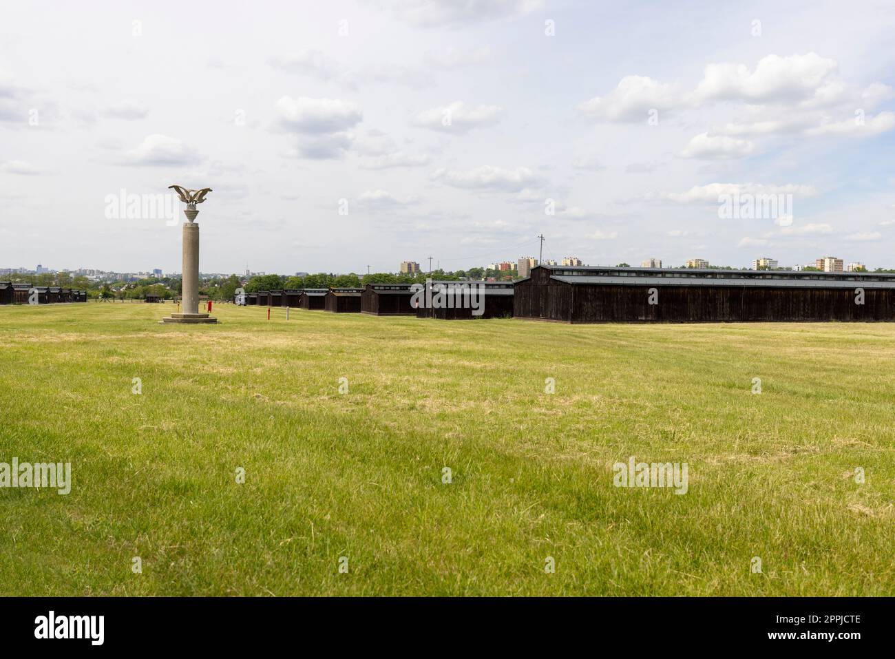 Campo di concentramento e sterminio di Majdanek, vista della caserma e della colonna delle tre Aquile, Majdanek Lublino Polonia Foto Stock