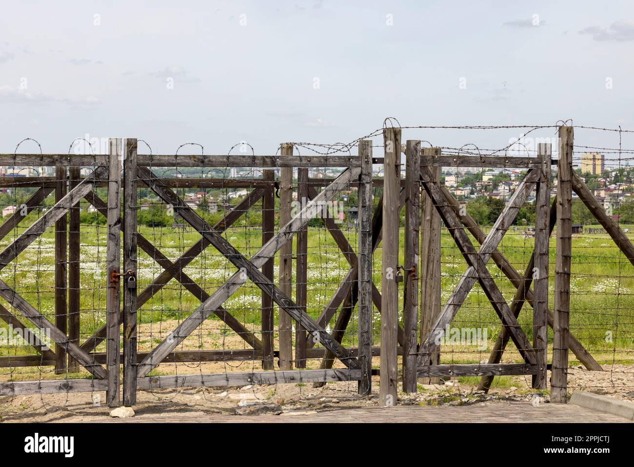 Campo di concentramento e sterminio di Majdanek (Konzentrationslager Lublin), vista della recinzione in filo spinato, Majdanek Lublin Polonia Foto Stock
