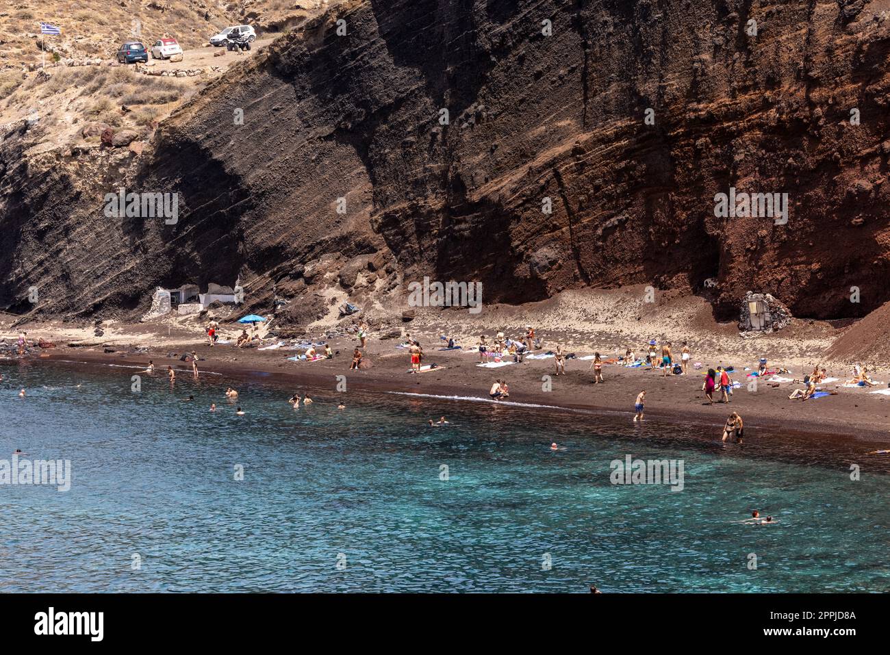 La famosa spiaggia rossa sulla costa meridionale dell'isola di Santorini, Cicladi, Mar Egeo. Foto Stock