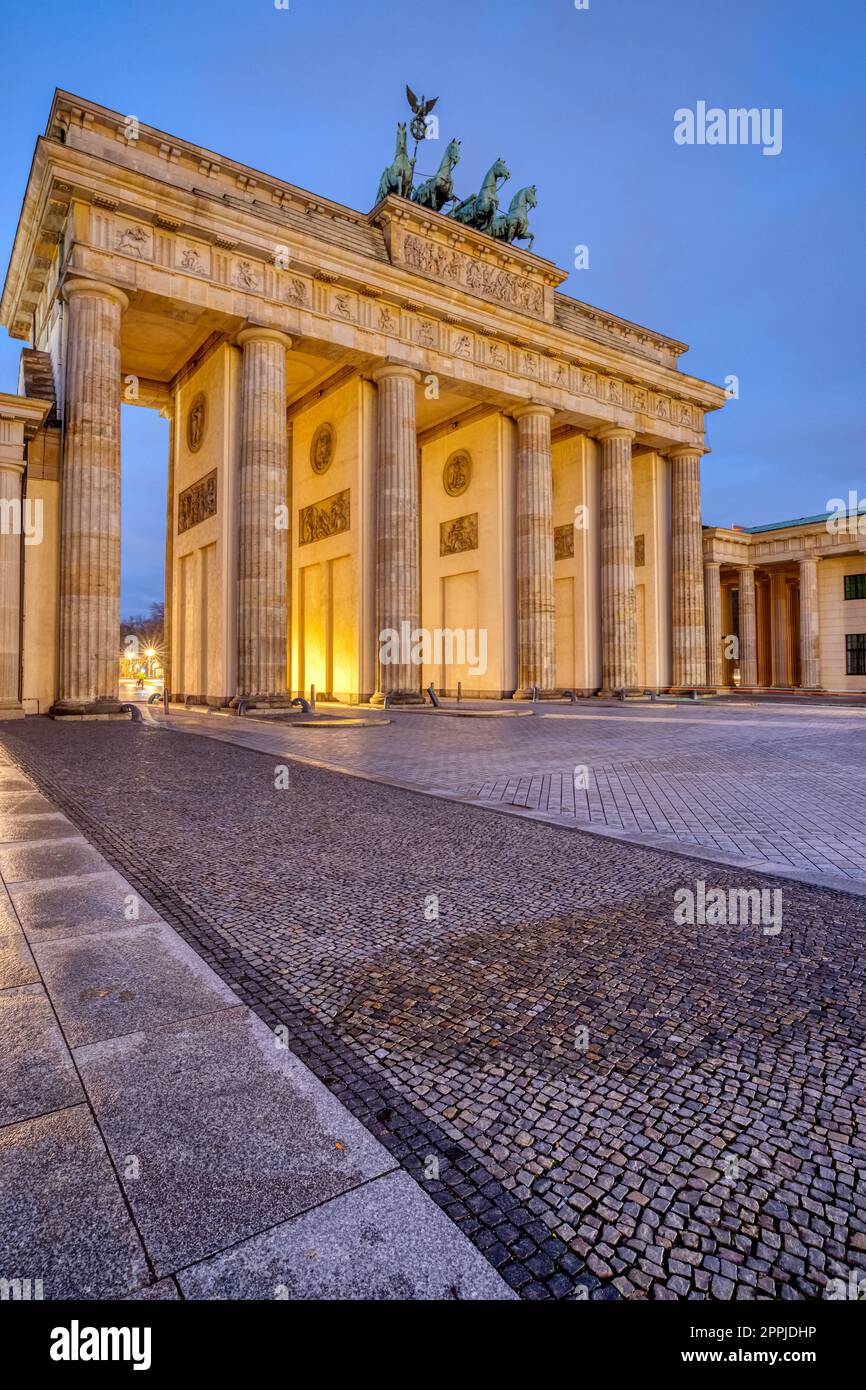 La famosa Porta di Brandeburgo a Berlino all'alba Foto Stock