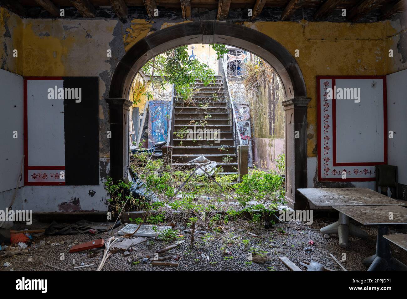 Scale all'interno di una casa abbandonata a Funchal Foto Stock