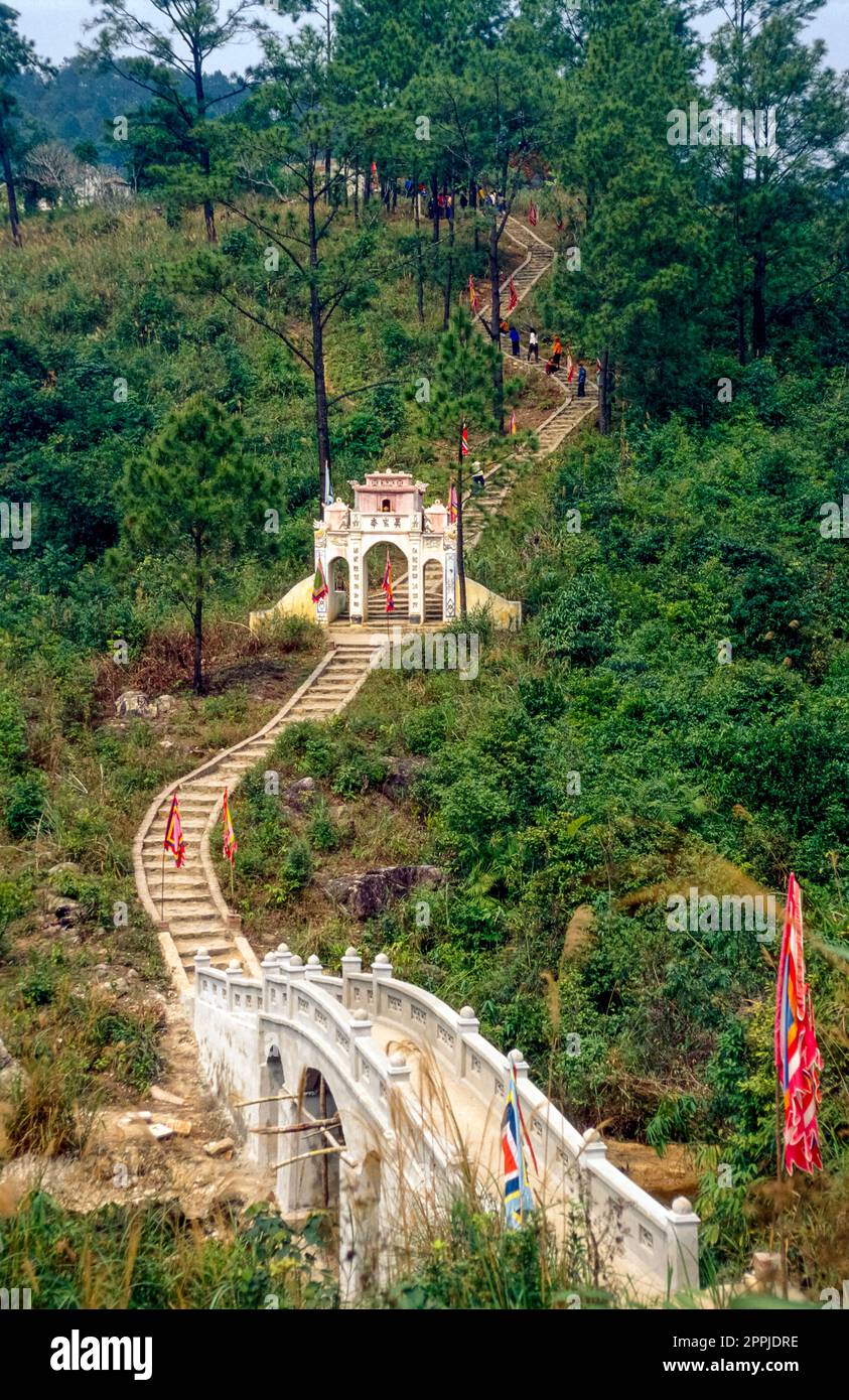 Scannerizzata di una fotografia storica a colori di un percorso di pellegrinaggio buddista nel nord del Vietnam Foto Stock