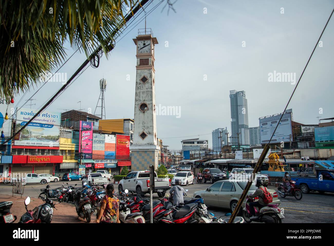 TORRE DELL'OROLOGIO DELLA CITTÀ SIRACHA DELLA THAILANDIA Foto Stock