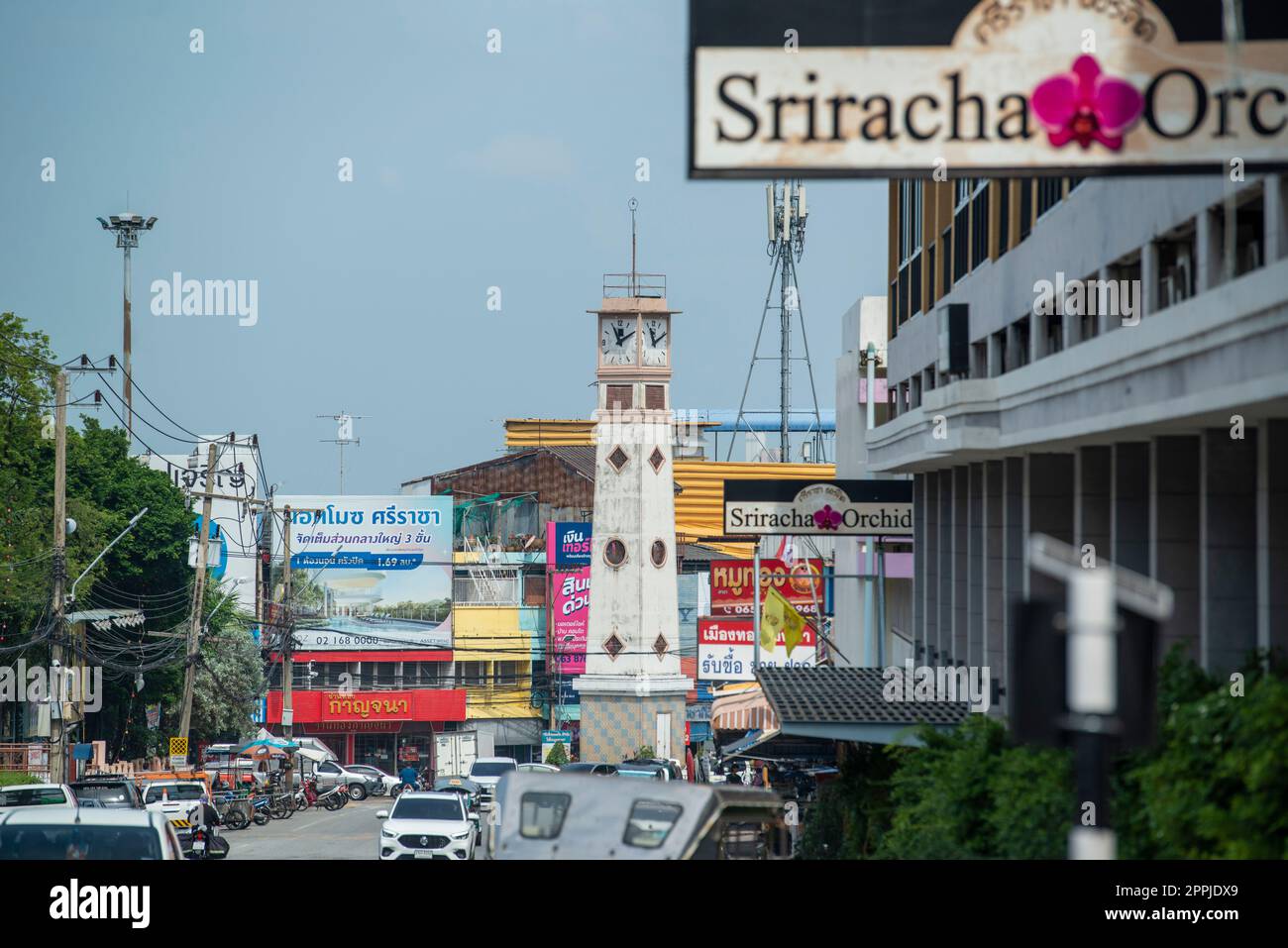 TORRE DELL'OROLOGIO DELLA CITTÀ SIRACHA DELLA THAILANDIA Foto Stock