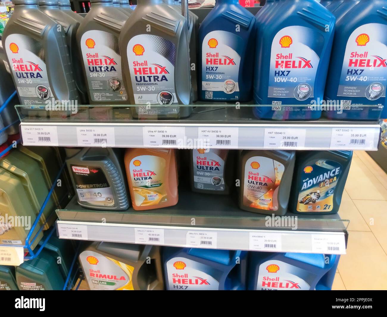 Stazione di servizio Shell. Olio motore Shell: Helix, Rimula, Veedol, Advance. Foto Stock