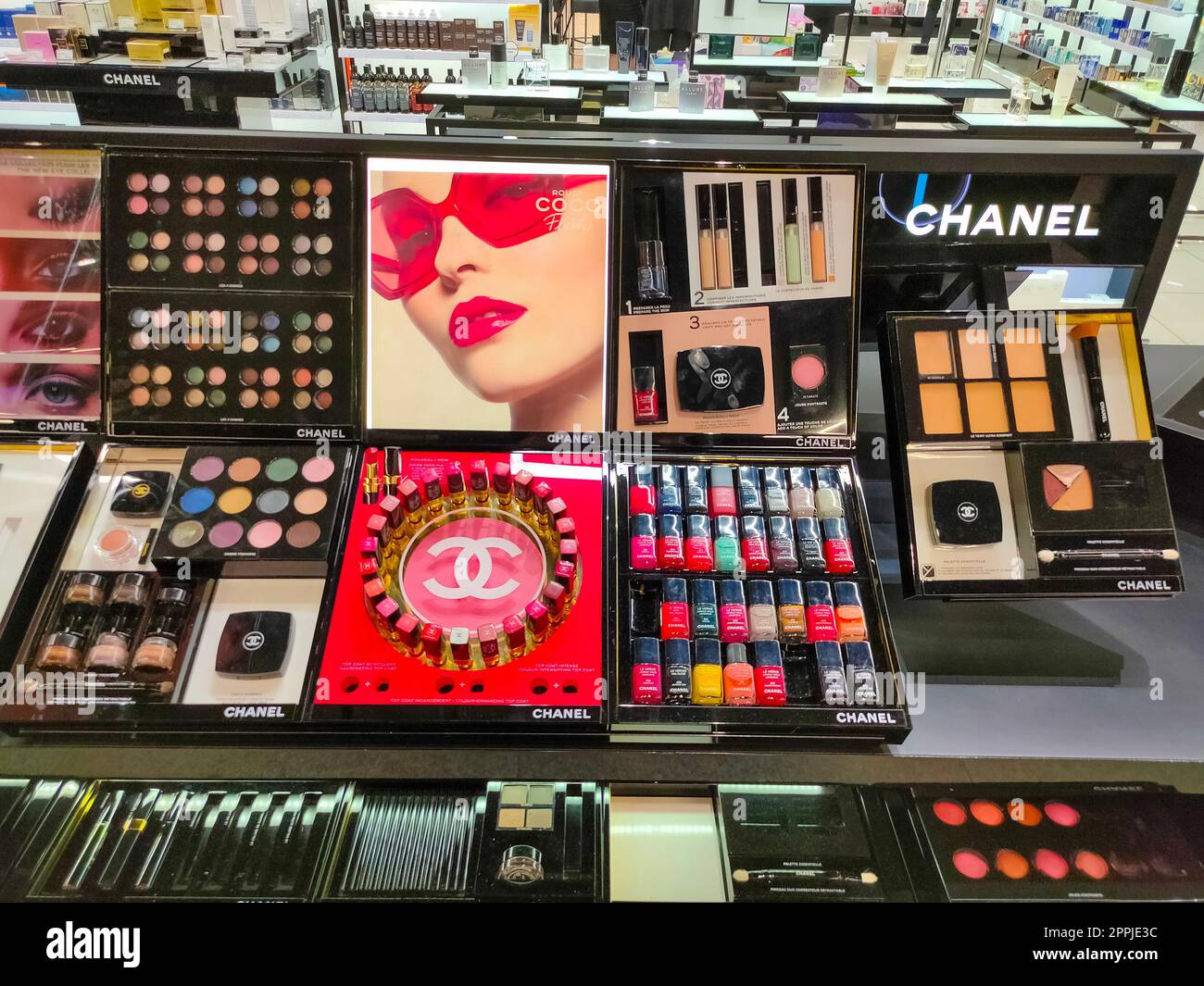 Kiev, Ucraina - 15 settembre 2020: Cosmetici di marca Chanel nello scaffale del duty free dell'aeroporto Foto Stock
