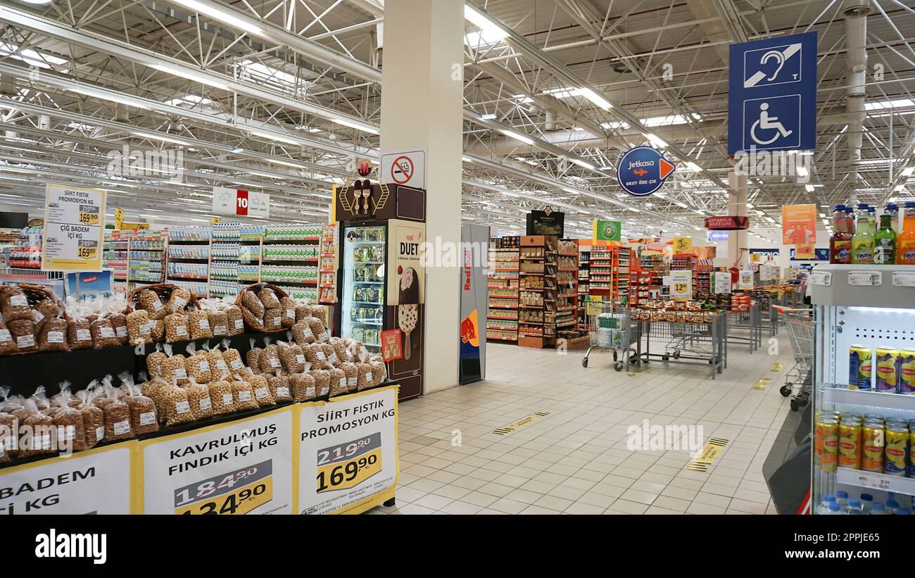 Chorlu, Turchia - 23 settembre 2022: Interno del supermercato Migros Foto  stock - Alamy