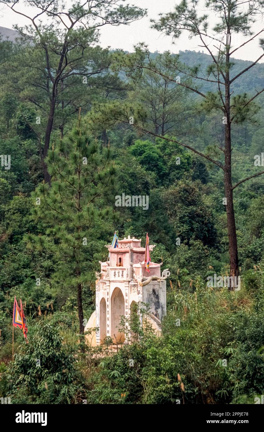 Scannerizzata di una fotografia storica a colori di un percorso di pellegrinaggio buddista nel nord del Vietnam Foto Stock