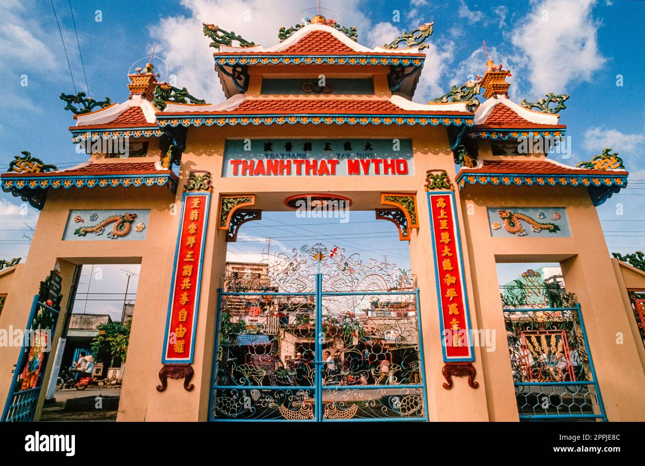 Scannerizzata di una fotografia storica a colori dell'ingresso di una pagoda vietnamita Foto Stock
