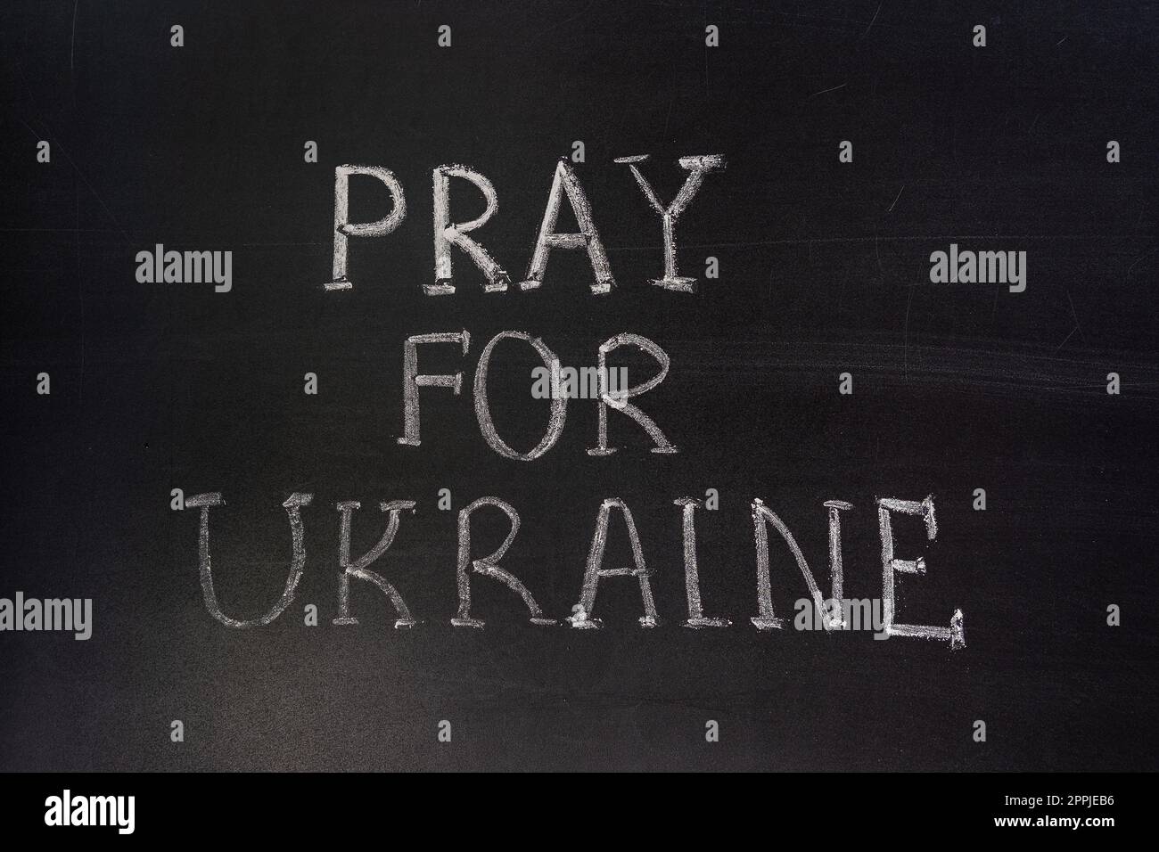 Parole "prega per l'Ucraina” scritte sulla lavagna Foto Stock