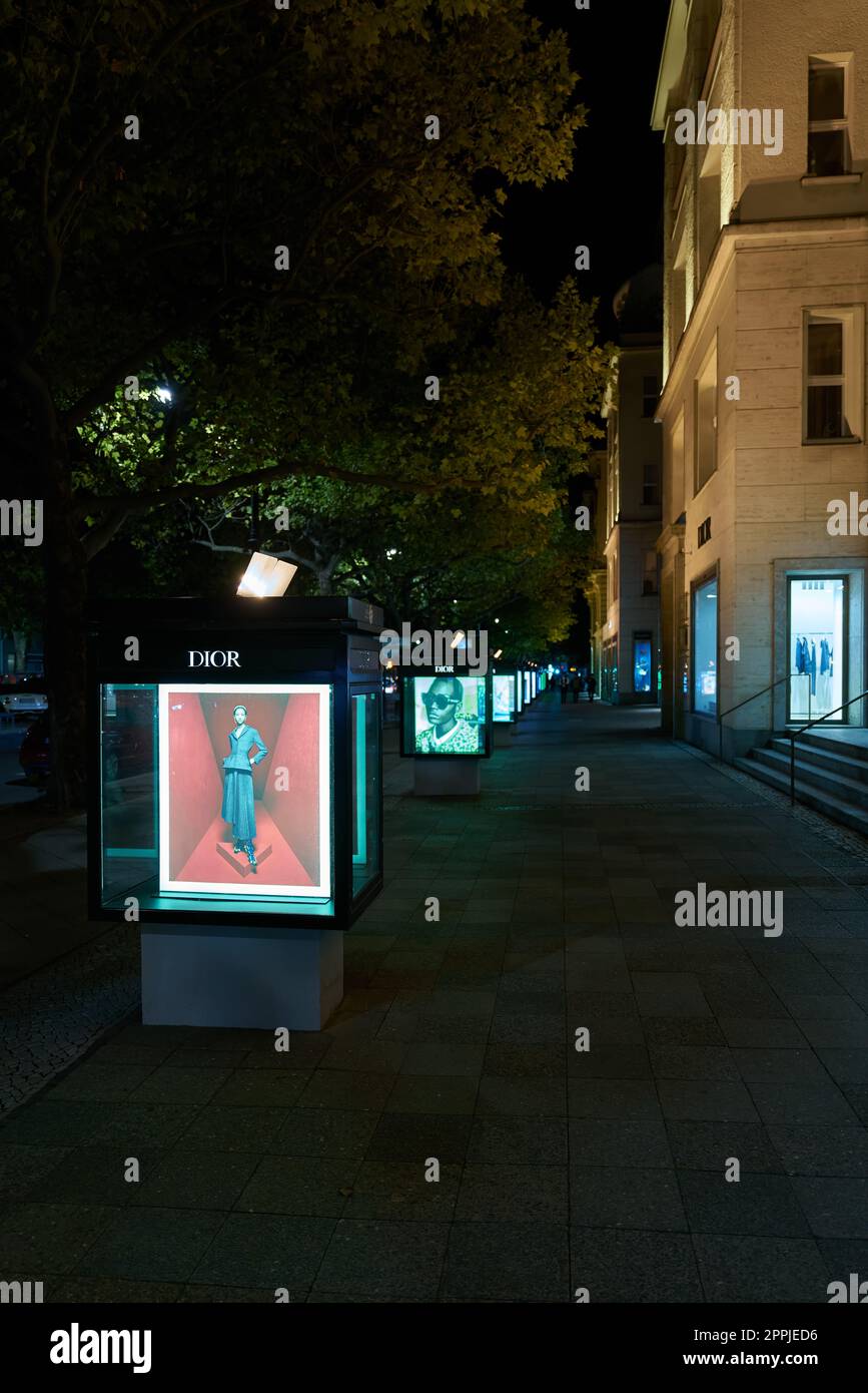 Pubblicità esterna illuminata del designer francese Dior sul Kurfuerstendamm a Berlino di notte Foto Stock