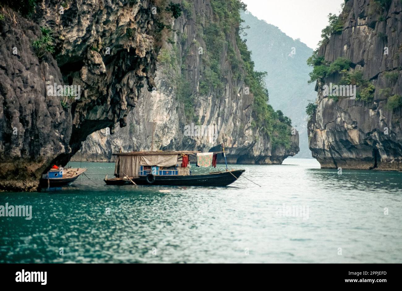 Diapositiva scansionata di fotografia storica a colori della regione costiera del Vietnam nella Baia di ha Long nel Mare della Cina Foto Stock