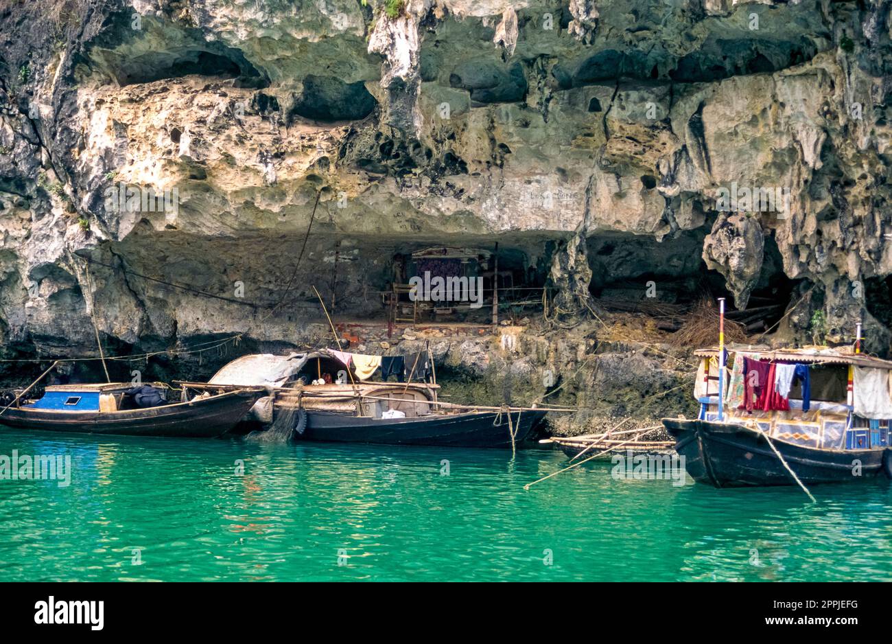 Diapositiva scansionata di fotografia storica a colori della regione costiera del Vietnam nella Baia di ha Long nel Mare della Cina Foto Stock