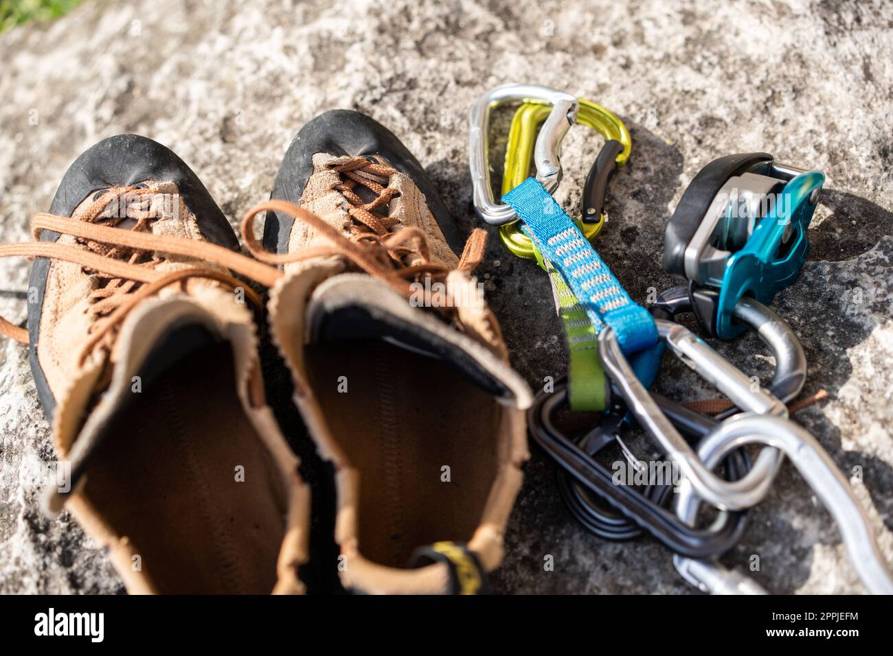 Scarpe e accessori usati per arrampicata su roccia Foto Stock