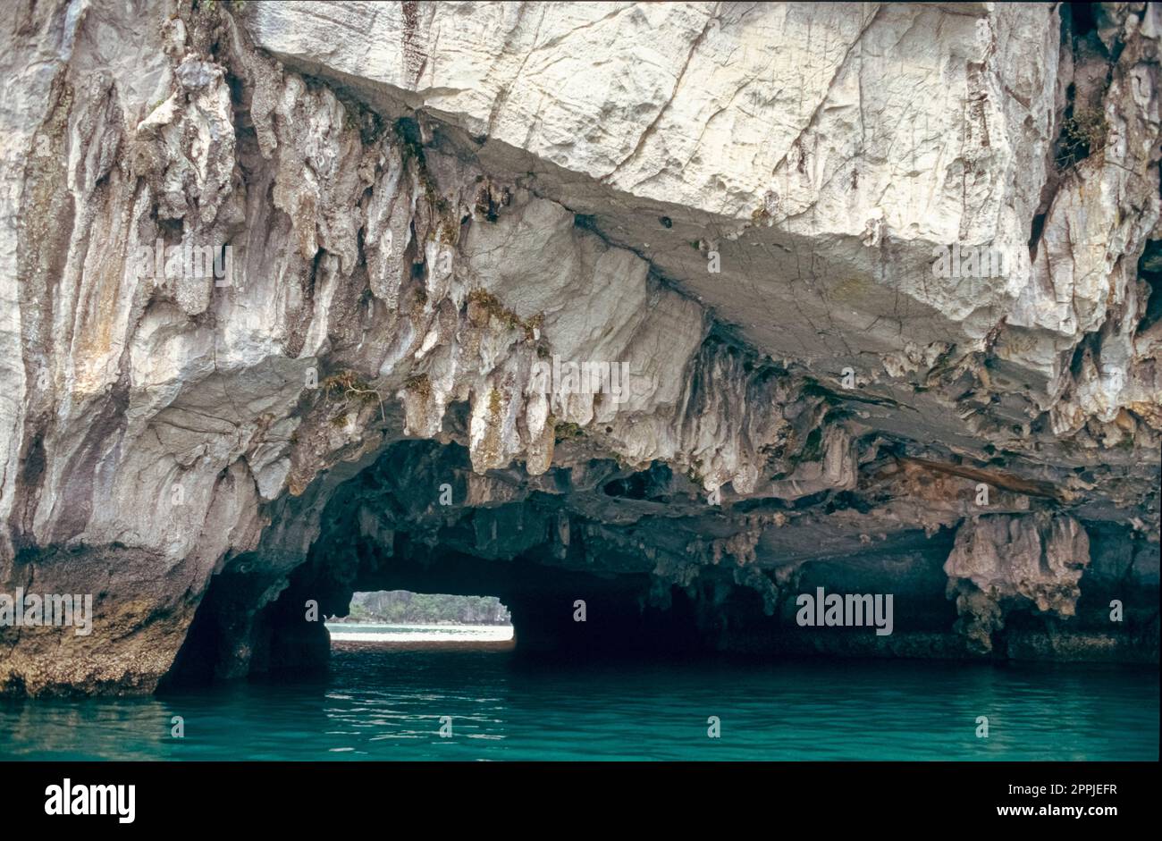 Diapositiva scansionata di fotografia storica a colori della regione costiera del Vietnam nella Baia di ha Long nel Mare della Cina Foto Stock