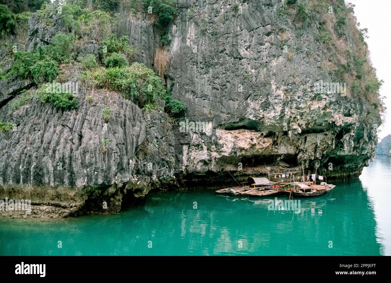 Diapositiva scansionata di fotografia storica a colori della regione costiera del Vietnam nella Baia di ha Long nel Mare della Cina Foto Stock