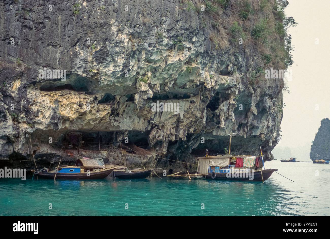Diapositiva scansionata di fotografia storica a colori della regione costiera del Vietnam nella Baia di ha Long nel Mare della Cina Foto Stock