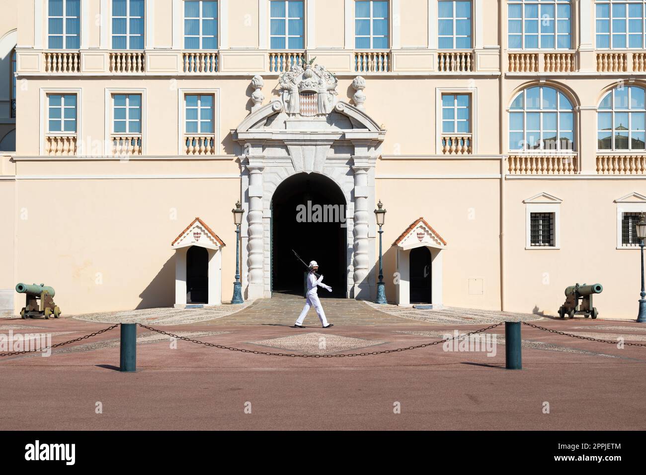 Monte Carlo - 2022 agosto: Guardia con uniforme estiva a piedi di fronte al Palazzo reale Foto Stock