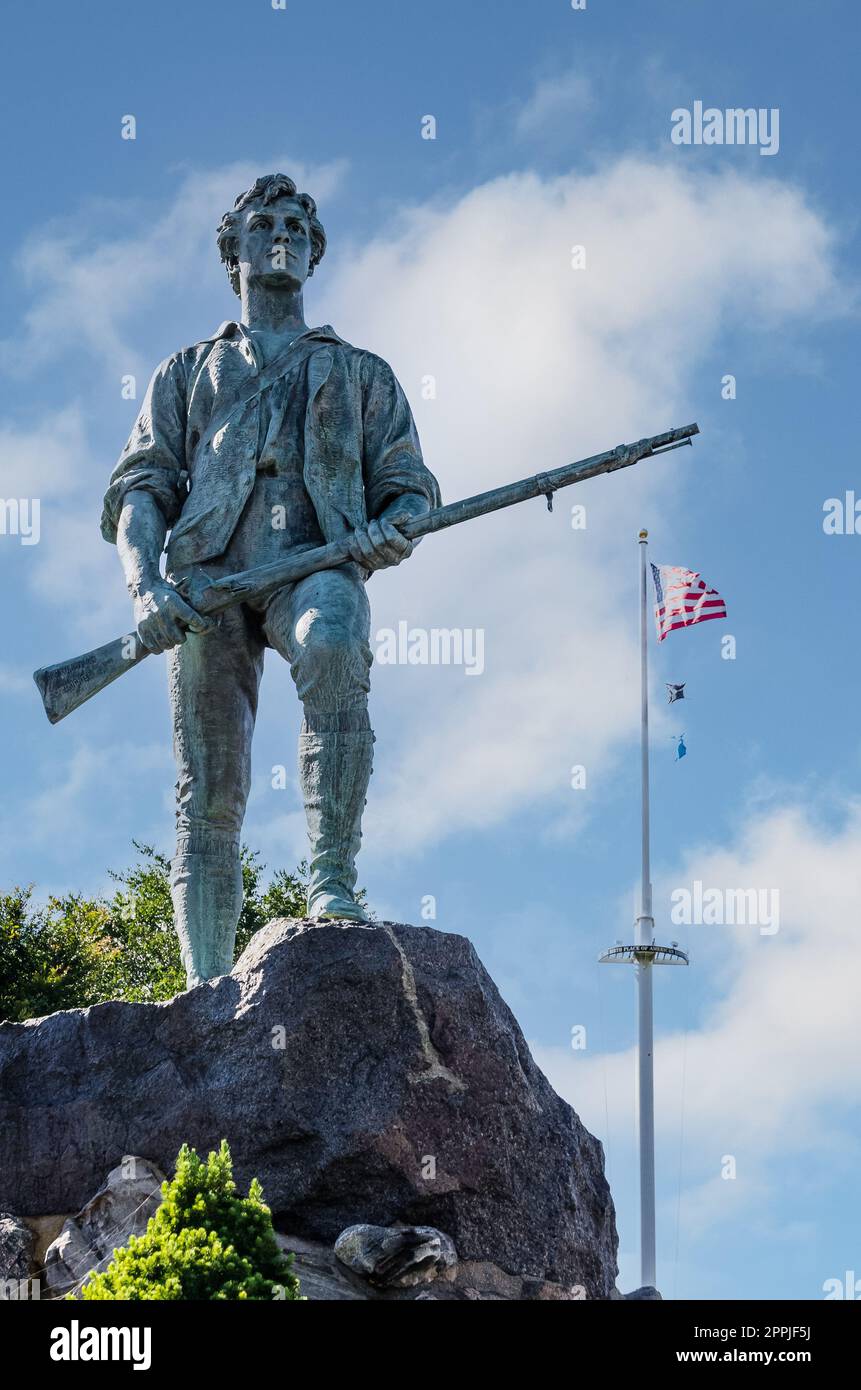 Statua Minute Man e bandiera degli Stati Uniti a Battle Green nel centro storico di Lexington Foto Stock