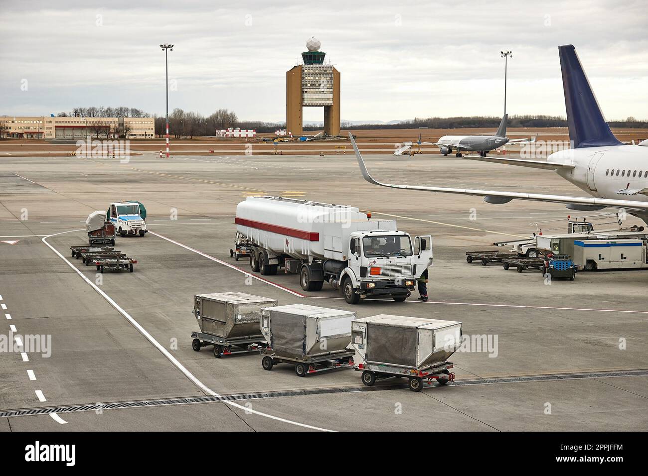 Serbatoio carburante camion in un aeroporto con carburante jet Foto Stock