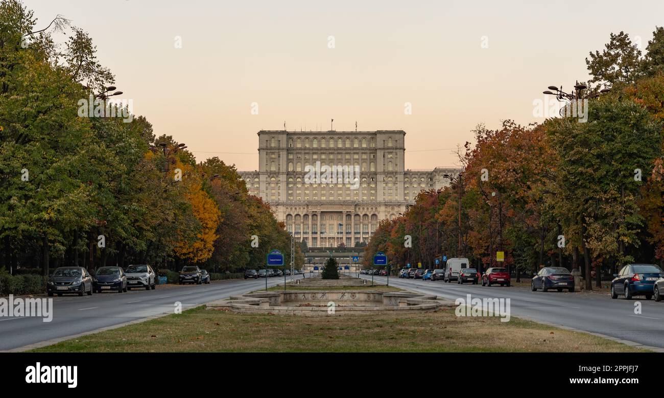 Palazzo del Parlamento all'alba in autunno Foto Stock