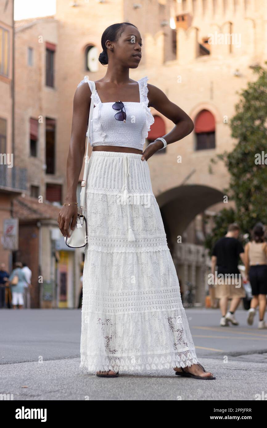 Ritratto di donna turista vestita di bianco per conoscere l'Europa, Ferrara. Italia Foto Stock