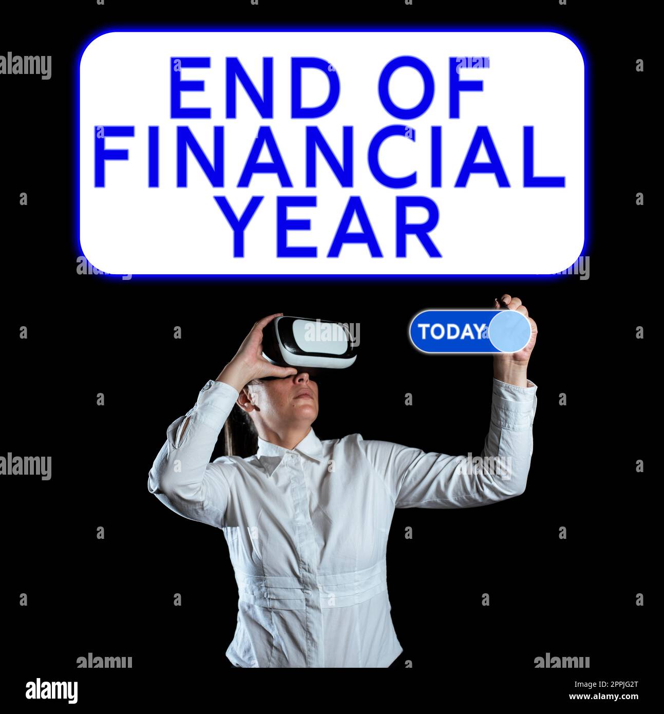 Visualizzazione concettuale fine dell'anno finanziario. Approccio aziendale revisione e modifica dei fogli contabili dell'anno precedente Foto Stock