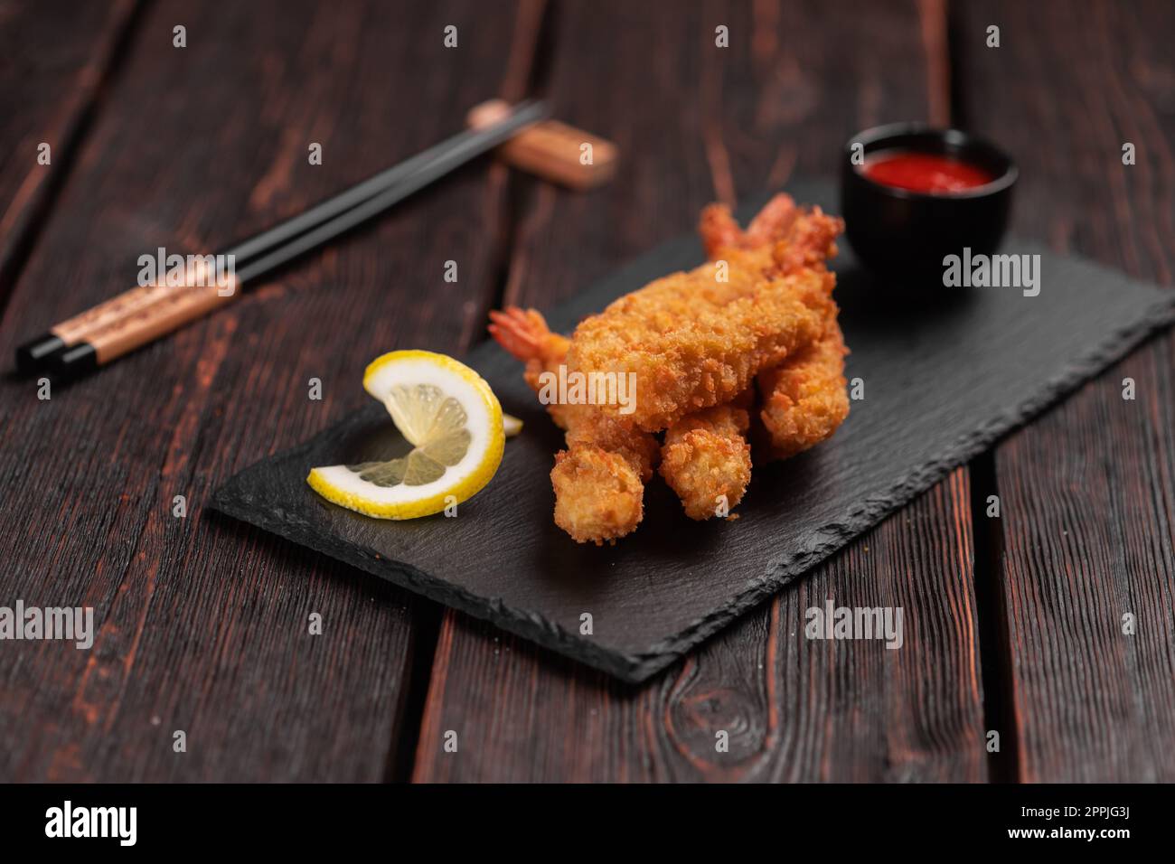 Tempura di gamberi fritti con salsa di peperoncino dolce - cibo giapponese asiatico Foto Stock