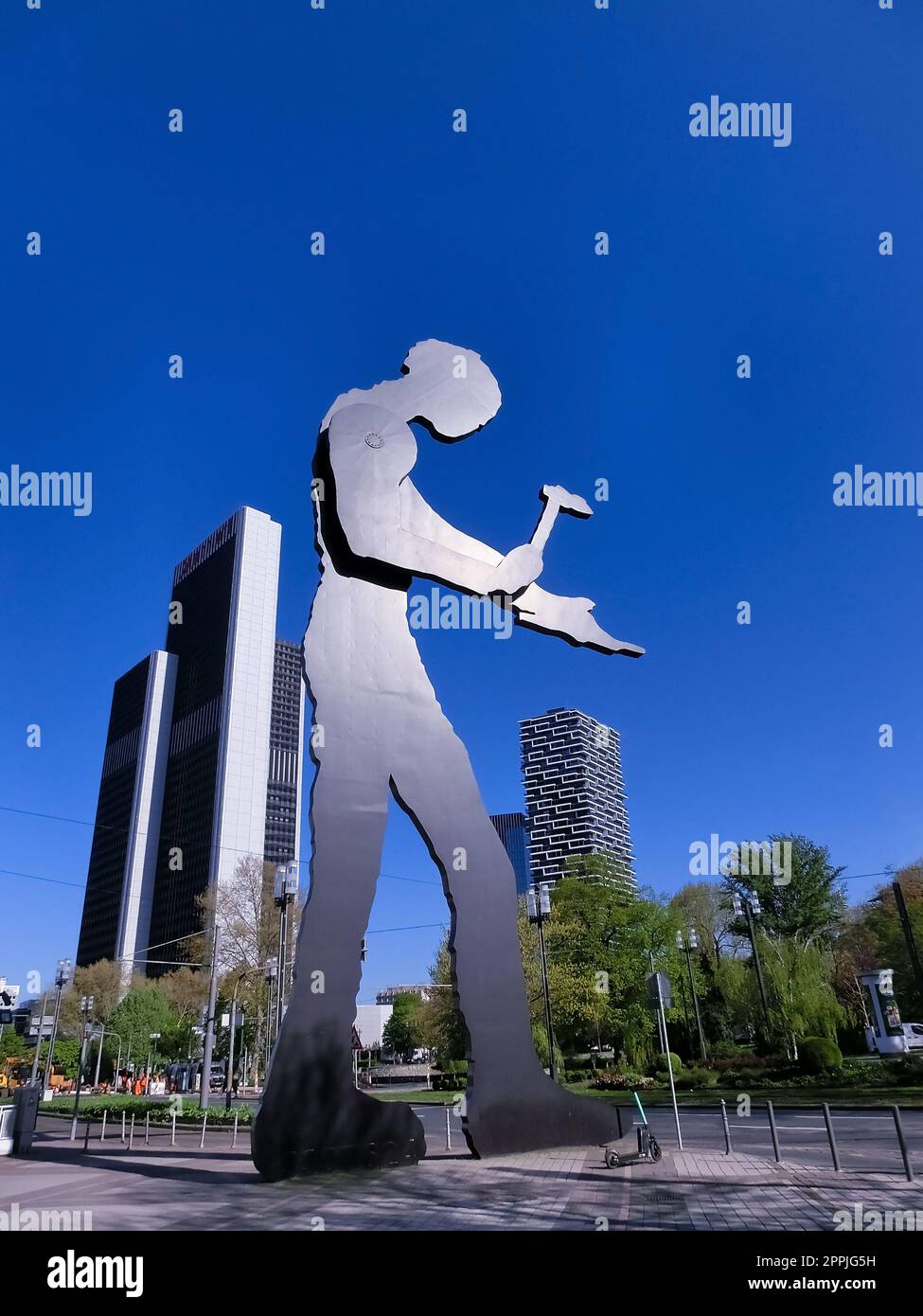 Francoforte sul meno, Germania - 10 maggio 2022: La scultura cinetica Martelling Man di Jonathan Borofsky vicino alla Frankfurt Messe è alta 21 m e presenta un martello che tiene il braccio periodicamente in movimento. Foto Stock