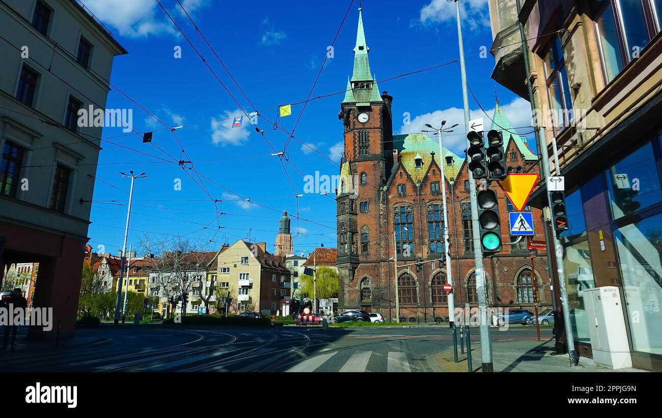 Edificio del vecchio municipio con un orologio al centro di Piazza Wroclaw Polonia Foto Stock