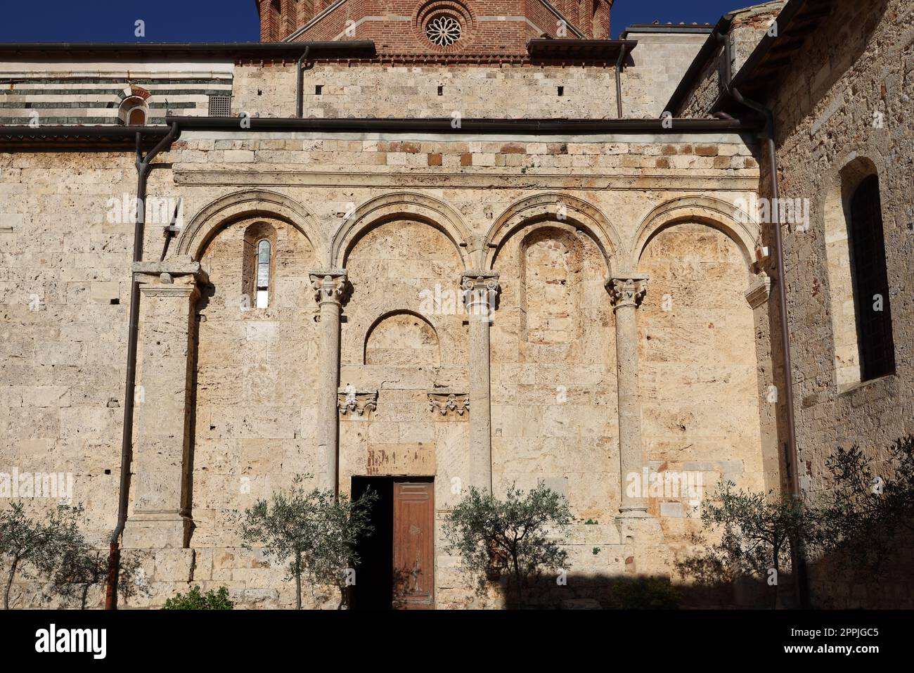 Il Duomo di San Cerbonio con il Campanile in piazza Garibaldi a massa Marittima. Italia Foto Stock