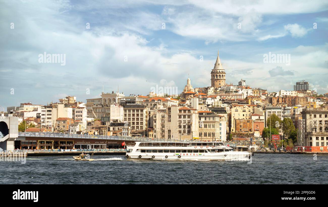 Traghetto in barca a vela nel Bosforo, sullo sfondo del Ponte di Galata e della Torre di Galata, Istanbul, Turchia Foto Stock