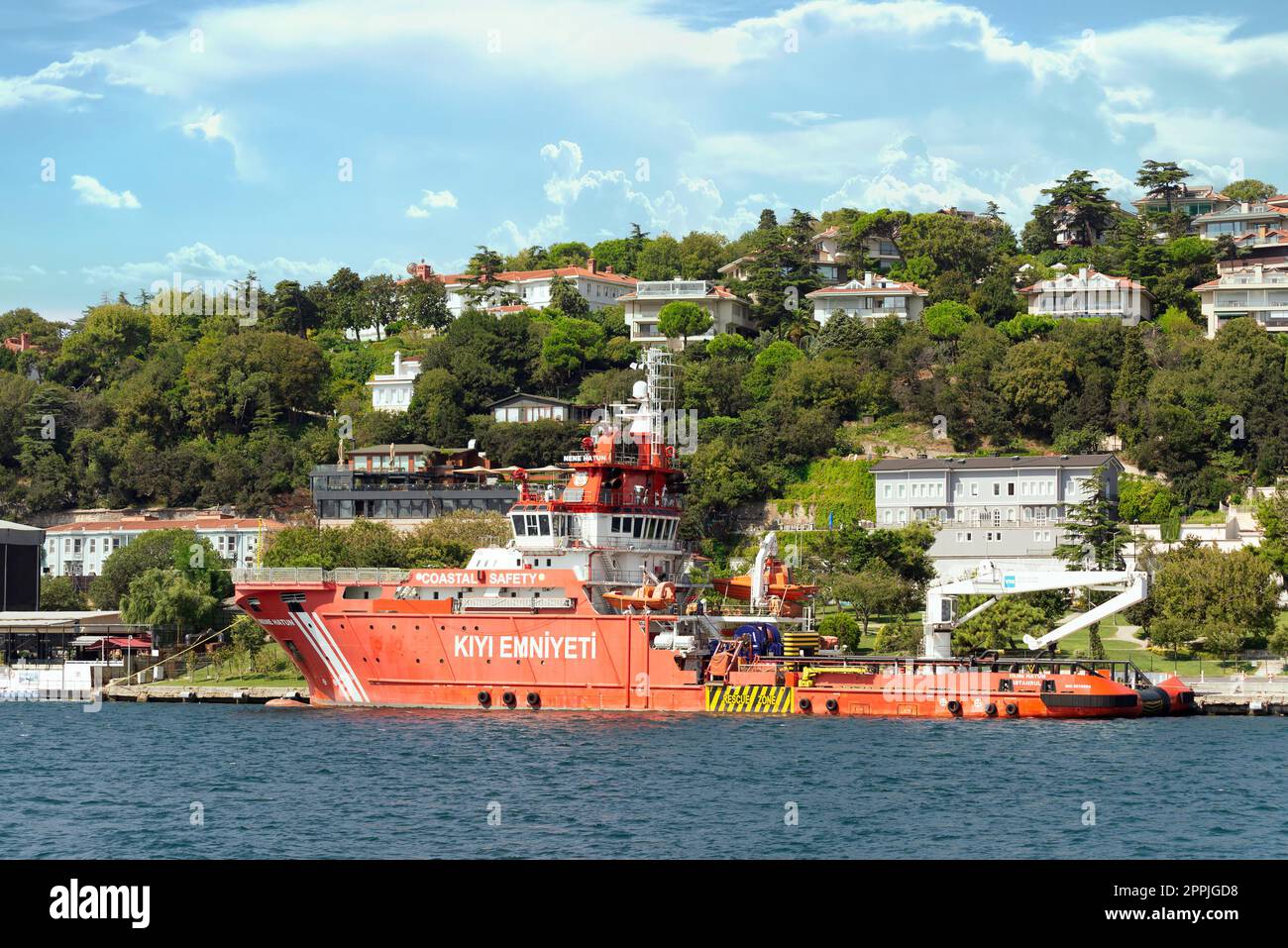 Nave di sicurezza costiera arancione, sul lato asiatico del Bosforo, con montagne verdi, Istanbul, Turchia Foto Stock