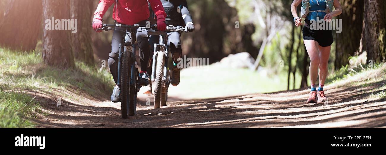 Piste ciclabili e mountain bike, attività sportive nella foresta, ciclismo, corsa. Ciclismo uomo anziano. Donna anziana in allenamento Foto Stock