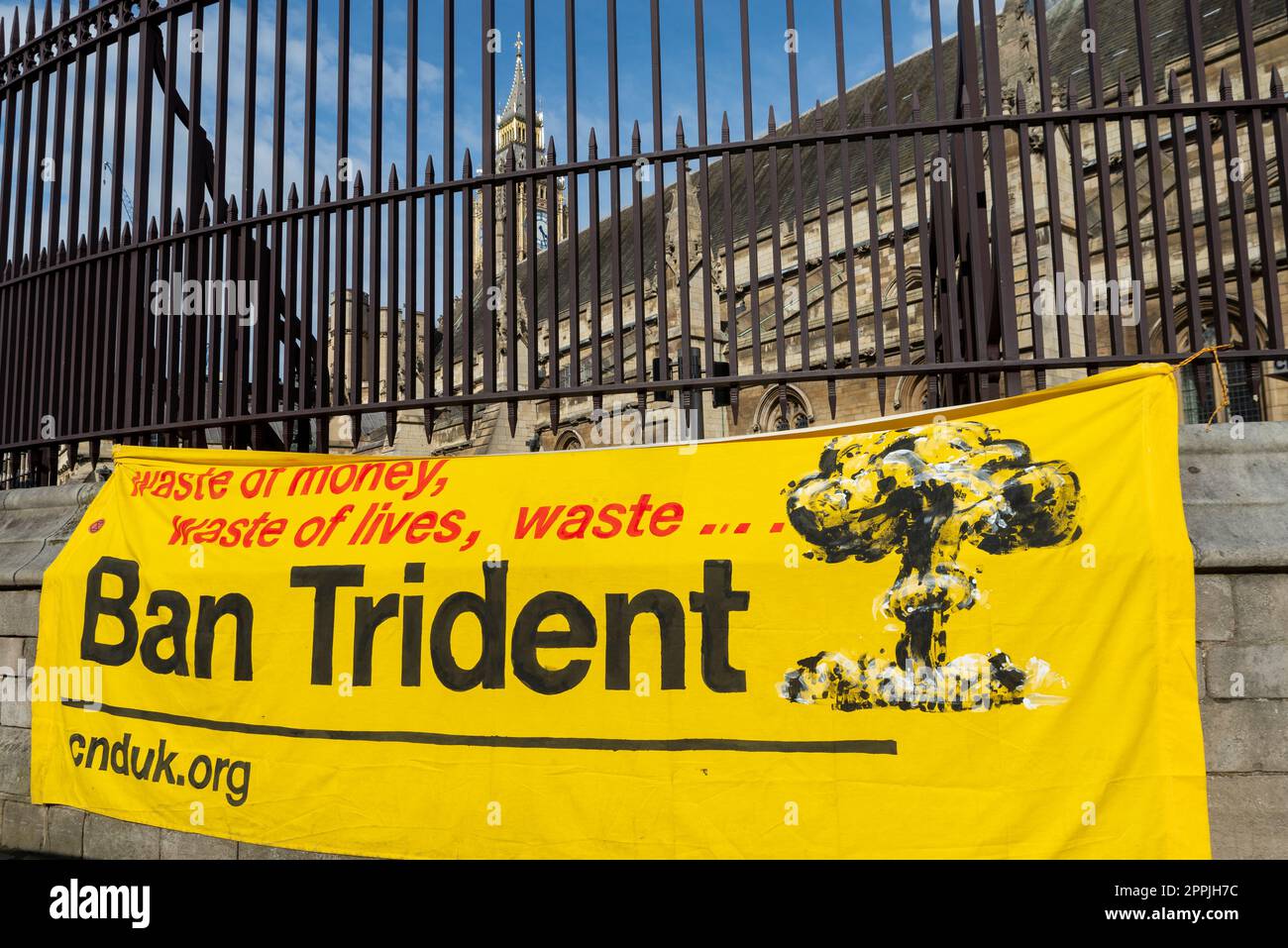 Bandiera di CND Ban Trident sulla recinzione del Palazzo di Westminster, le Case del Parlamento, durante la protesta di accampamento della ribellione di estinzione 'il Grande uno' Foto Stock