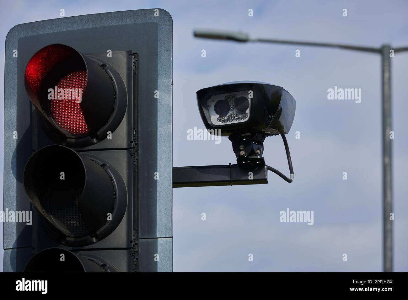 Telecamere ULEZ (Ultra Low Emission zone) all'Henlys Corner, A406 North Circular Road, North London. Foto Stock