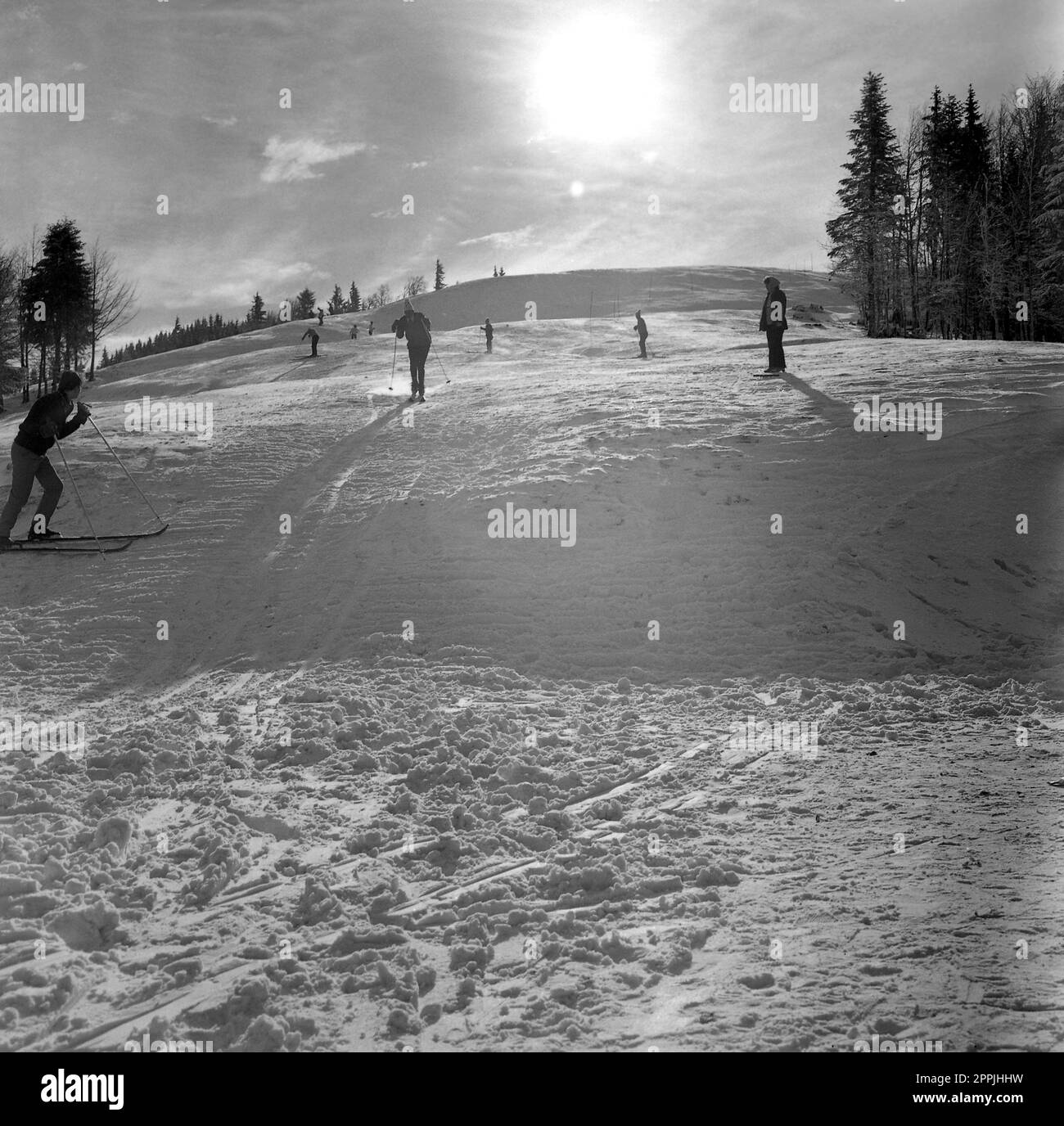 Brasov County, Repubblica socialista di Romania, circa 1976. Persone presso la stazione sciistica di Poiana Brasov in inverno. Foto Stock