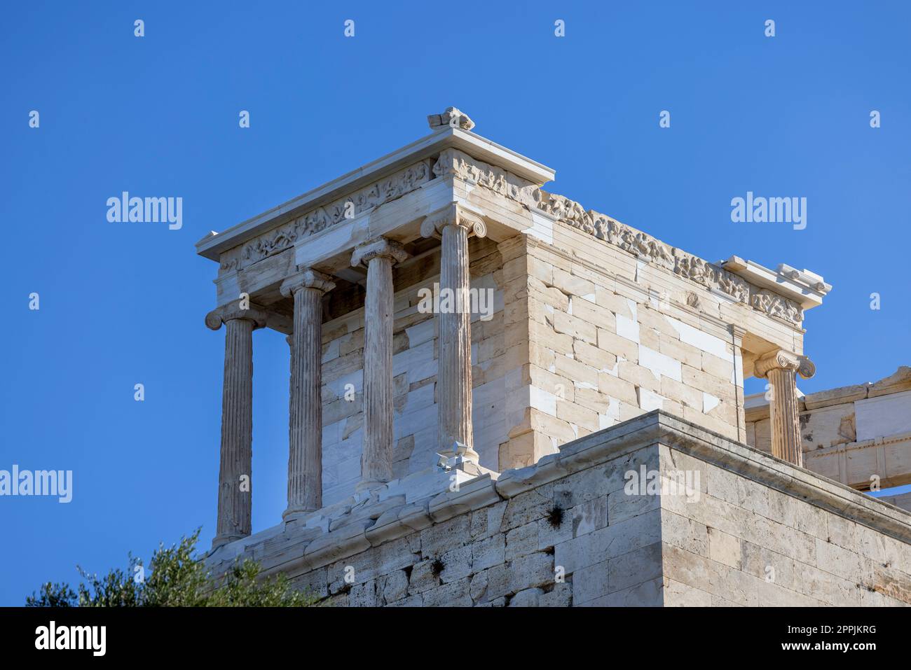 Tempio di Atena Nike a Propilaia, monumentale porta cerimoniale per l'Acropoli di Atene, Grecia. Si tratta di un'antica cittadella situata su un pendio roccioso sopra la città Foto Stock