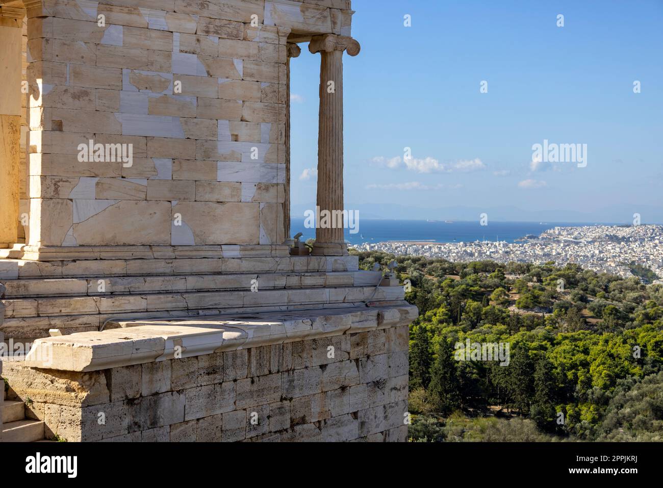Tempio di Atena Nike e vista aerea della città e del mare con porto del Pireo in lontananza, Atene, Grecia Foto Stock