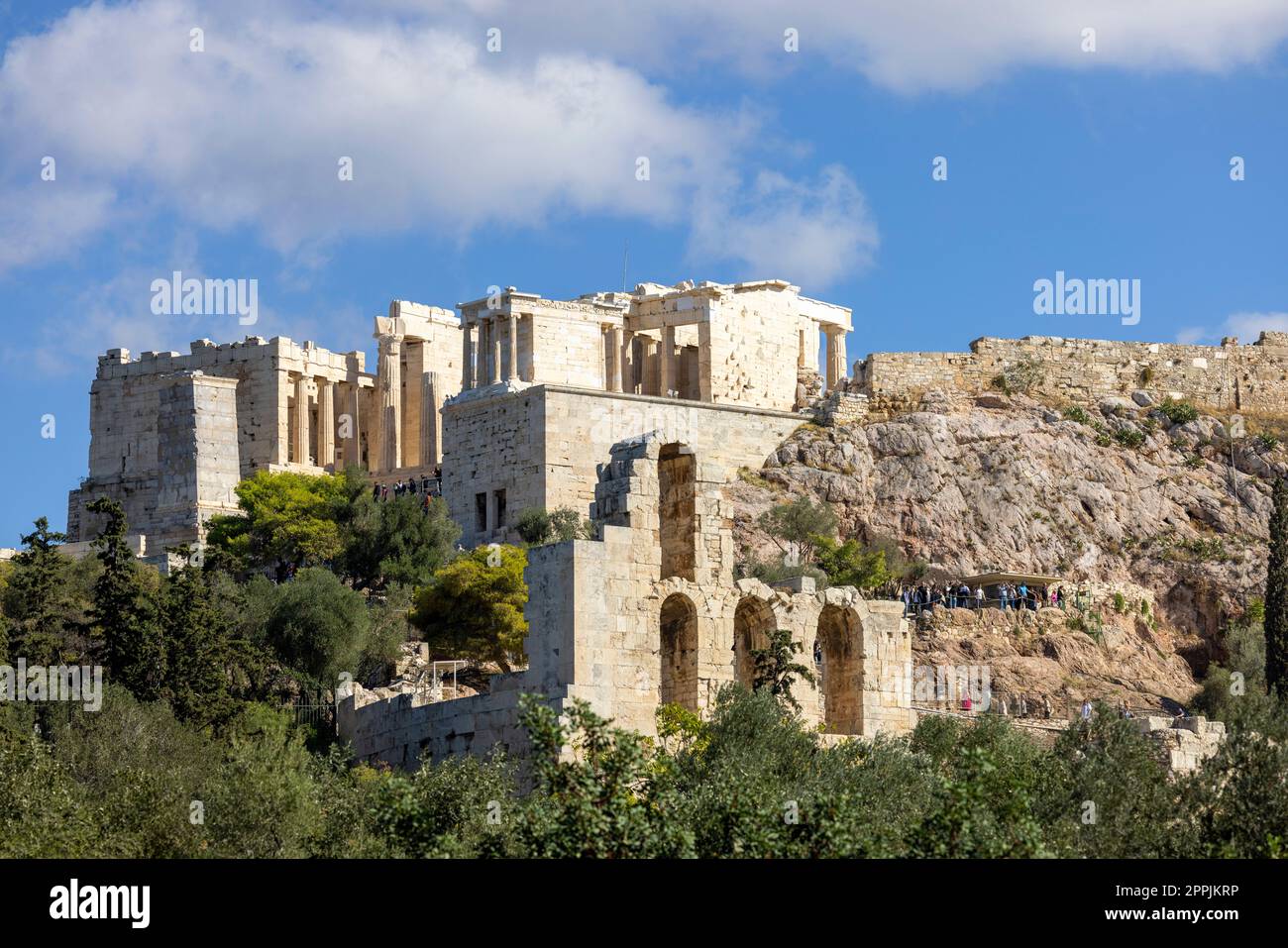 Vista dell'Acropoli di Atene e del Teatro di Dioniso dalla Collina del Musa, Atene, Grecia Foto Stock