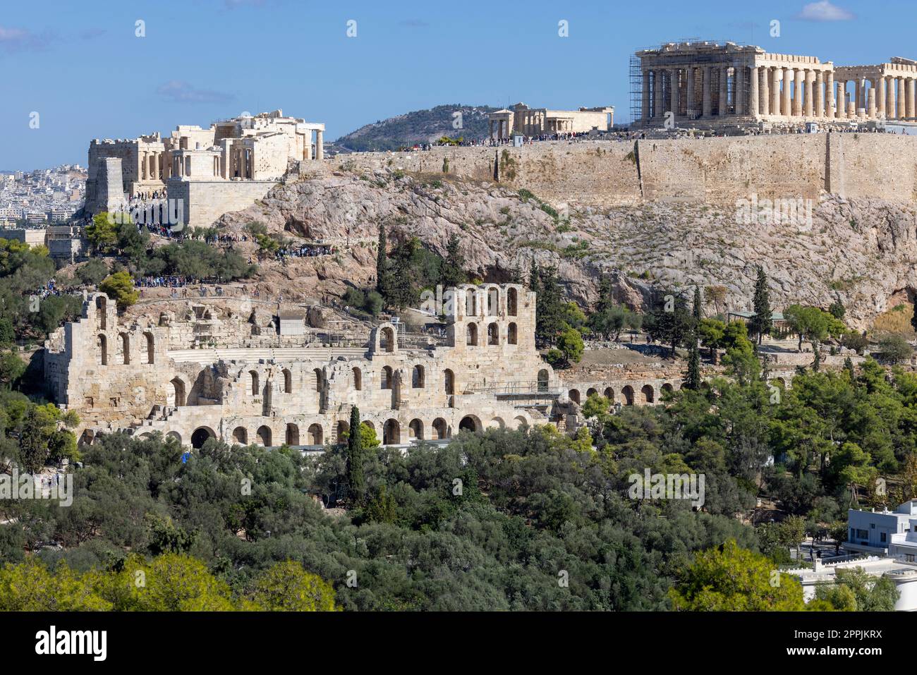 Vista dell'Acropoli di Atene e del Teatro di Dioniso dalla Collina del Musa, Atene, Grecia Foto Stock