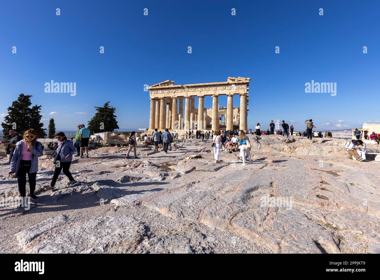 Gruppo di turisti di fronte al Partenone sull'Acropoli di Atene, Atene, Grecia Foto Stock