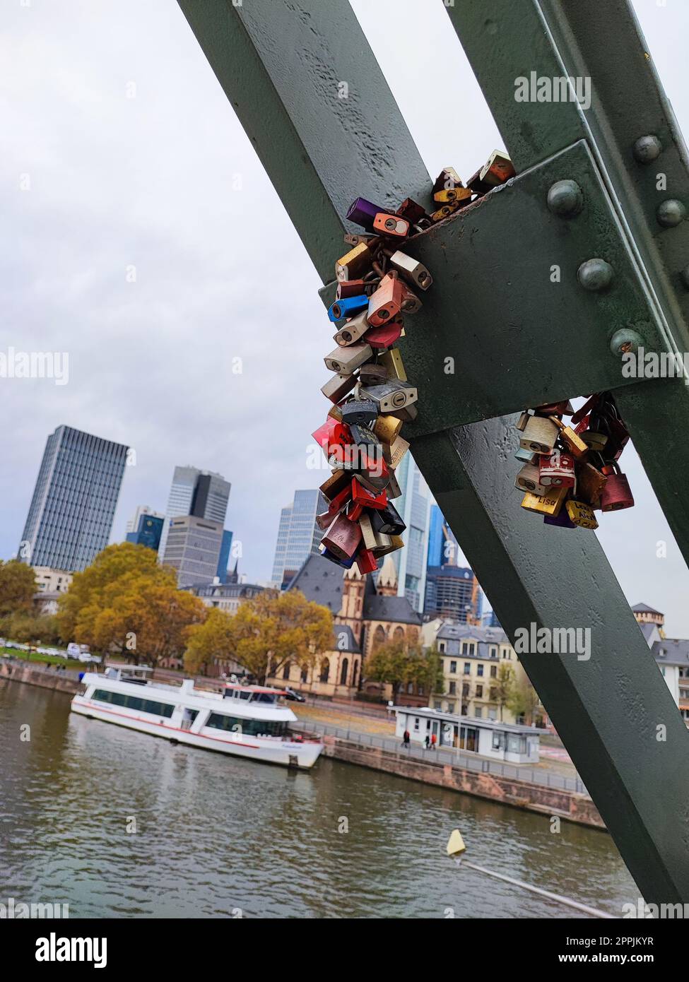 l'amore si chiude su un ponte a francoforte sul meno in germania Foto Stock